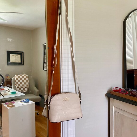 Guess Crossbody Bag Purse in Cream with Gold Zipper and Adjustable Strap - Picture 2 of 7